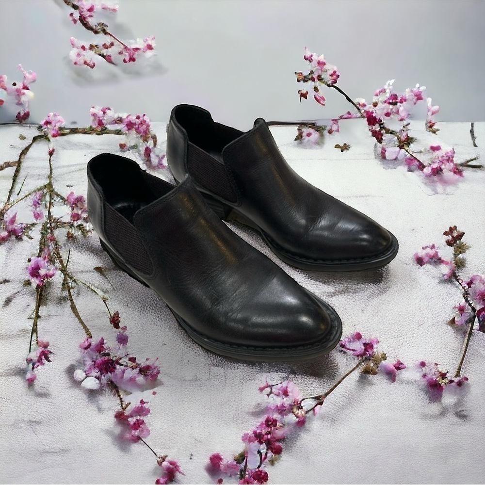BORN ‘DALLIA’~BLACK LEATHER~ANKLE BOOTIE~LEATHER LINING~1 1/2” HEEL~VERY NICE~BR